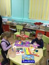 ''Новогодний тигрёнок''. Малыши старательно украшают поделку. Библиотека им. К. Симонова. Декабрь 2021 года