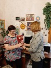 ''Подарки с улыбкой''. Подарок от библиотеки вручает Тамара Александровна Касимова. 1 октября 2021 года