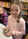 ''С любовью милым и родным''. Карпова Арина (11 лет) с готовой поделкой. Библиотека им. К. Симонова. 3 марта 2024 года