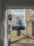 22 октября. Ресторан за окном. Кормушка для птиц из пластиковой бутылки. Автор Татьяна Шепелева