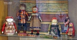 Куклы от мастерской ''Параскева' (слева направо)': Баба с младенцем, Вятский мужичок и бабеночка, Кукла на выхвалку, На куриных лапках, Берестянка. Фото Татьяны Шепелевой. Май 2016 года