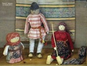 Куклы от мастерской ''Параскева' (слева направо)': Бабища, Мужик-засевальщик, Баба-покосница на фоне домотканного половика. Фото Татьяны Шепелевой. Май 2016 года