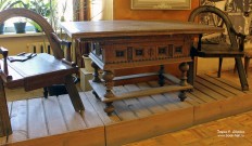 Старинный стол и пара кресел ''Дуга, топор и рукавицы''. Фото Татьяны Шепелевой. Май 2016 года