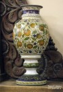 Старинная ваза удачно вписывается в интерьер в национальном русском стиле. Фото Татьяны Шепелевой. Май 2016 года