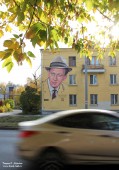 Дом № 34 по улице Обухова и портрет Е.А. Евстигнеева на его стене. 9 октября 2020 года. Фото Татьяны Шепелевой