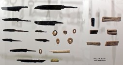 Слева: ножи и оснастка ножей (муфты, рукоятки). Железо, кость. Справа: точильные бруски. Камень