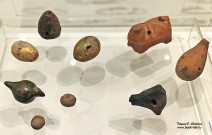 Слева: погремушки, шарики от погремушек (керамика; полива). Справа: свистульки (керамика; ангоб)