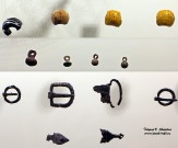 Сверху вниз: фрагменты бусин (стекло, керамика, полива); пуговицы (железо, оловянисто-свинцовый сплав); пряжки и накладки поясные (железо)