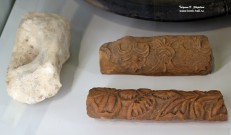 Слева: грузило (XIII-XIV вв.; камень); справа: изразцы-перемычки (XVII в.; керамика)