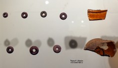 Слева: пряслица (Киевская Русь; шифер). Справа: фрагменты тарелки (Северное Причерноморье; керамика, полива)