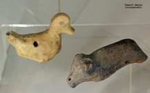 Свистулька «Уточка» (XVIII век; керамика, полива) и игрушка «Медведь» (XIV век; керамика, ангоб)
