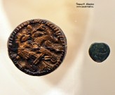 Створка гирьки с рельефным изображением (бронзо-свинцовый сплав) и пломба торговая (свинец)