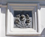 Герб над входом в Петровский домик с инициалами H.R.S (Голландские Республиканские Штаты)