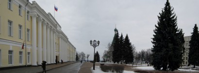 Площадь торжествований: бывшие присутственные места, собор Михаила Архангела и 1-й корпус кремля. 17 февраля 2014 года. Фото Татьяны Шепелевой