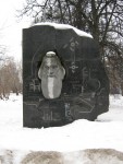 Монумент с горельефом И.П. Кулибина рядом с его могилой, скульптор П.И. Гусев (1985). Фото Татьяны Шепелевой. 17 февраля 2014 года