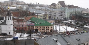 Вид на бывший Нижний базар Нижнего Новгорода - сегодня перекресток улиц Рождественской и Широкой, но уже без гостиного двора. Фото Татьяны Шепелевой. 21 февраля 2014 года