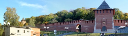 Северная стена Нижегородского кремля между Борисоглебской и Зачатьевской (Зачатской) башней. Зачатская башня. Фото Татьяны Шепелевой. 24 сентября 2014 года