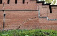 Трещины в северной стене Нижегородского кремля возле Борисоглебской башни. Фото Татьяны Шепелевой. 26 сентября 2014 года