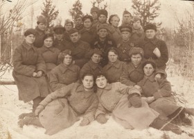 Колпакова Анна Андреевна (второй верхний ряд: темноволосая женщина в берете с кокардой). Фото из семейного архива