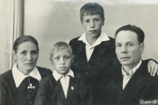 Супруги Струнина Екатерина Ивановна и Спирягин Василий Николаевич с детьми: Владимиром (слева) и Виктором