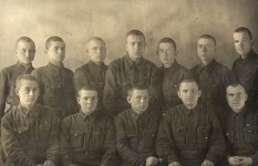 Роман Симкин (стоит второй слева), выпускник 1-го Ленинградского артиллерийского училища. 10 марта 1942 года
