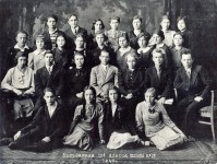 Роман Симкин (слева в заднем ряду) с одноклассниками и преподавателями на выпускном фото. 1940 год