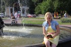 ''У фонтана...''. На площади между ДК им. В.И. Ленина и парком им. 1 Мая. Автор Кручинина Т.С.