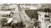1-я Сибирская улица - справа фрагмент Триумфальной арки, за аркой - башенки дома Бугрова. Фото М.П. Дмитриева