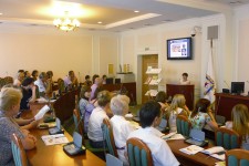 Директор Канавинской ЦБС Алла Игошина выступает перед депутатами и сотрудниками аппарата Законодательного собрания Нижегородской области. 5 июля 2013 года