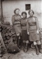 Елена Ермолаевна Агафонова (справа) с боевыми подругами. Фото из семейного архива Агафоновых-Фадеевых