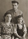 Семён Иванович Борисов с супругой Надеждой Степановной и сыном. Фото из семейного архива Борисовых