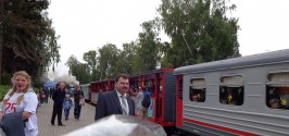 Юбилейный поезд отправляется в путь. Фото Галины Яковлевой. 29 августа 2014 года