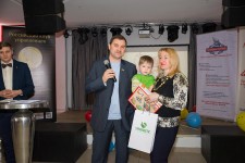 Игорь Борисович Кондратьев вручает средства на лечение ребенка от благотворительного фонда ''Нижегородский''
