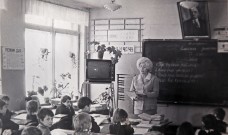 Фотографии из личного архива учителя начальных классов Валентины Купцовой. Фото Ларисы Кузнецовой. Май 2022 года