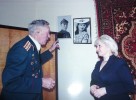 Николай Гаврилович Лазарев показывает показывает гостям старые фото