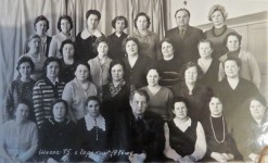 Антонина Александровна Макарова (третья слева во втором ряду сверху) с коллегами по школе № 75. Горький, 1976 г.Фото из личного архива