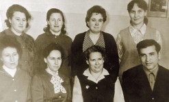 Антонина Александровна Макарова (вторая слева в верхнем ряду) с коллегами. Фото из личного архива