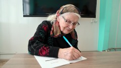 Нина Сергеевна подарила библиотеке два своих сборника. Фото Ларисы Кузнецовой. 8 июня 2022 года