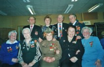 Элеонора Израилевна Штейн (справа, сидит) с участниками клуба ''Гордеевская сударушка''