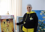 Татьяна Валерьевна Полякова на фоне своих работ. 25 апреля 2023 года. Фото Ларисы Кузнецовой