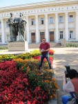 Александр Всеволодович Попов берет горсть болгарской земли у здания Национальной библиотеки Кирилла и Мефодия. София, 5 октября 2012 года