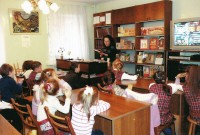 Занятие со школьниками в библиотеке им. А. Гайдара. Фото из личного архива
