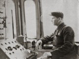 Машинист Василий Иванович Маньковский в кабине локомотива. Фото из личного архива