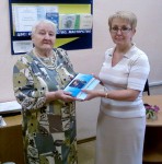 Дианна Дмитриевна Машина (слева) передает в дар ЦРБ. им. Ф.М. Достоевского свою книгу