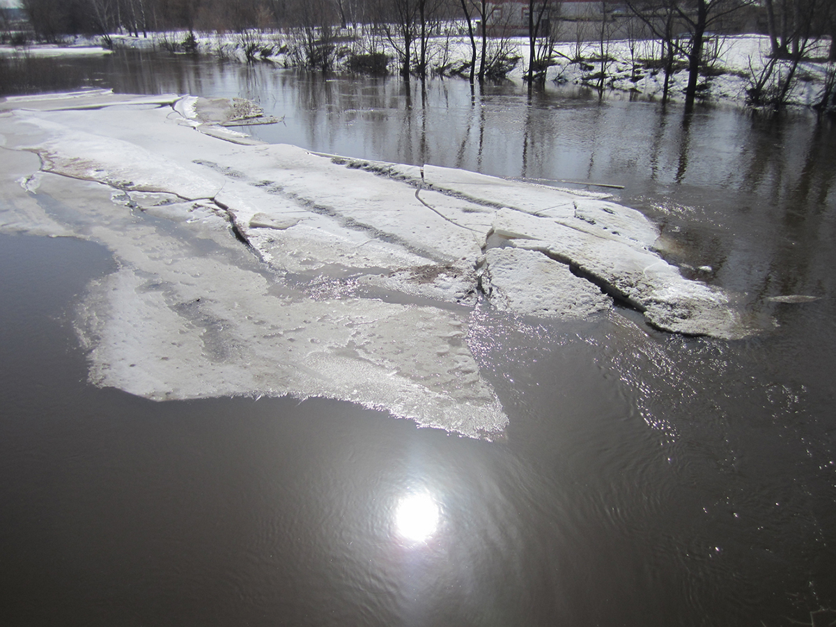 Трещина река. Подтопленные мосты в Рязанской области Скопинский районы. А воды уж весной шумят. Река теша весной.