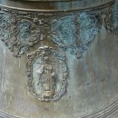 Старинный колокол на территории Спасского Староярмарочного собора. Фрагмент