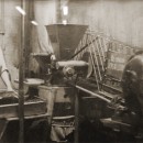 В музее фабрики ''1 Мая''. Архивные фото на стенах музея