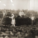 В музее фабрики ''1 Мая''. Архивные фото на стенах музея