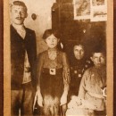 Семья Голиковых. 1911 год. Слева направо: Иван, Надежда, мать Прасковья Ванифать