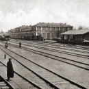 Железная дорога и здание вокзала. Фото М.П. Дмитриева